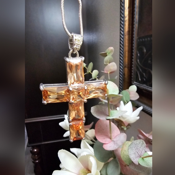 Elegant Faux Citrine Cross Pendant 18 inch Necklace 2 inch Extender EUC - Picture 4 of 8